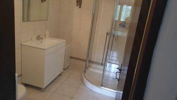 Combined shower/bathtub, bidet, towels