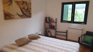 5 habitaciones, tabla de planchar con plancha y cuna de viaje
