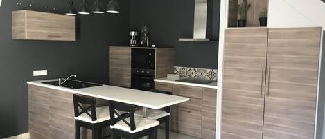 Réfrigérateur, micro-ondes, four, plaque de cuisson