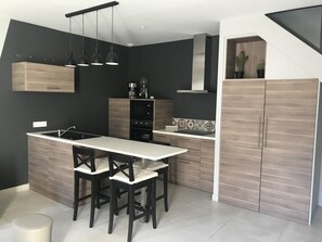 Refrigerador, microondas, horno, placa de cocina