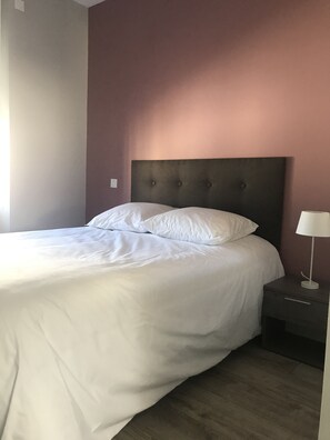 2 多间卧室、免费 WiFi、床单