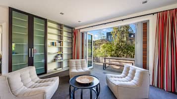 Smart TV, chimenea y tenis de mesa