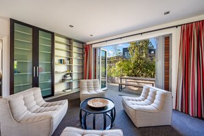 TV connectée, cheminée, table de tennis de table