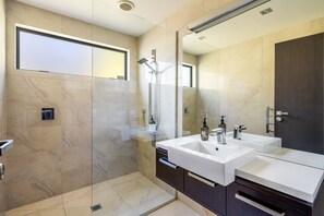 Bathtub, hair dryer, toilet paper - Large Luxury Lakefront Home. (Wanaka)