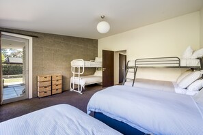 Tabla de planchar con plancha, wifi y ropa de cama 
