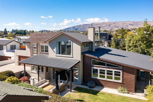 Large Luxury Lakefront Home.