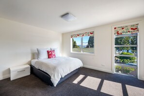 4 bedrooms, iron/ironing board, WiFi, bed sheets - Large Luxury Lakefront Home. (Wanaka)