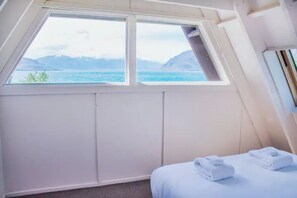 4 bedrooms, WiFi, bed sheets - Prime positioned Lake House in Stunning Lake Hawea! (15 minutes to Wanaka) (Wanaka)