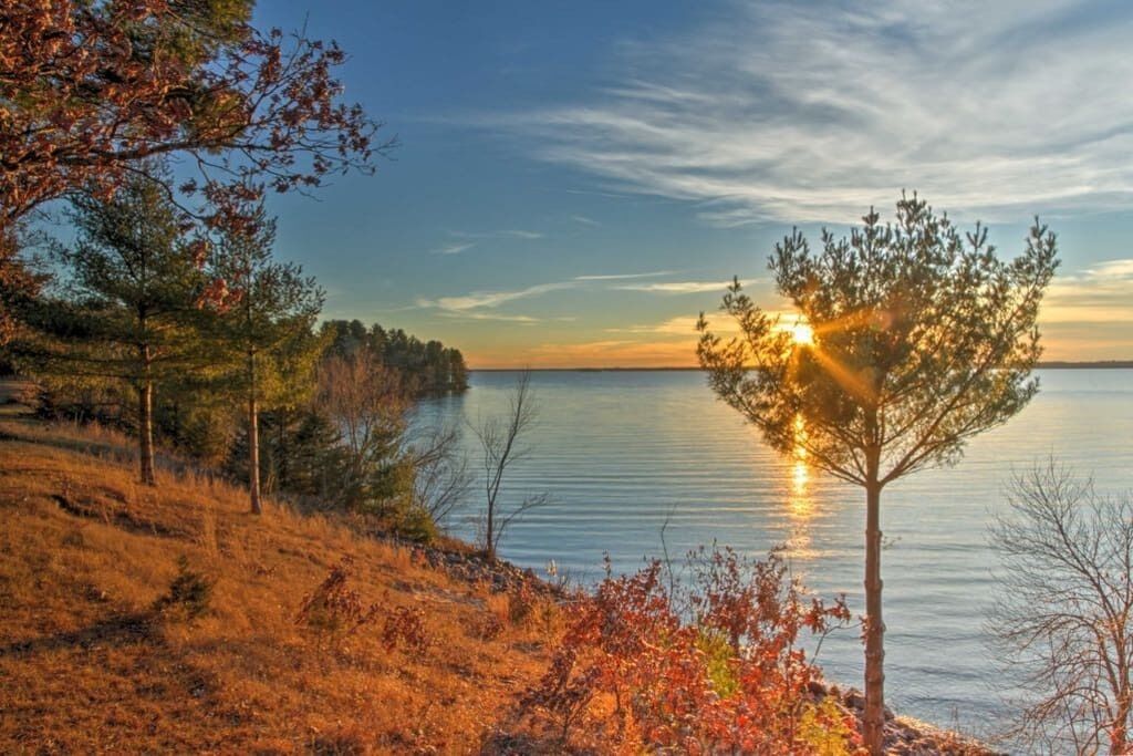 Castle Rock Lakefront Home with game room,beach close by /30 min to Dells