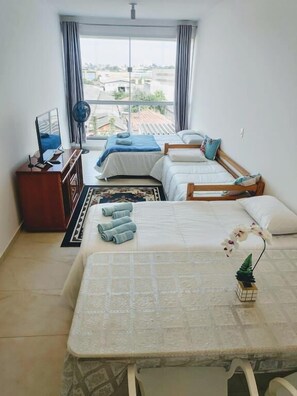 Minibar, desk, laptop workspace, blackout curtains - Sky S House (São Paulo)
