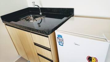 Cooktop, talheres/pratos/utensílios de cozinha