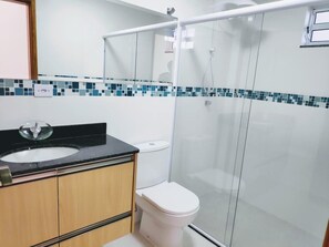 Dusche, kostenlose Toilettenartikel, Handtücher, Seife