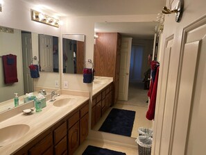 Combined shower/bathtub, hair dryer, towels, soap