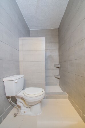 ห้องซูพีเรีย (1 King Bed) | ห้องน้ำ | ฝักบัว, ของใช้ในห้องน้ำฟรี, ไดร์เป่าผม, เสื้อคลุมอาบน้ำ