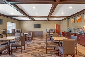 Petit déjeuner en libre-service compris tous les jours