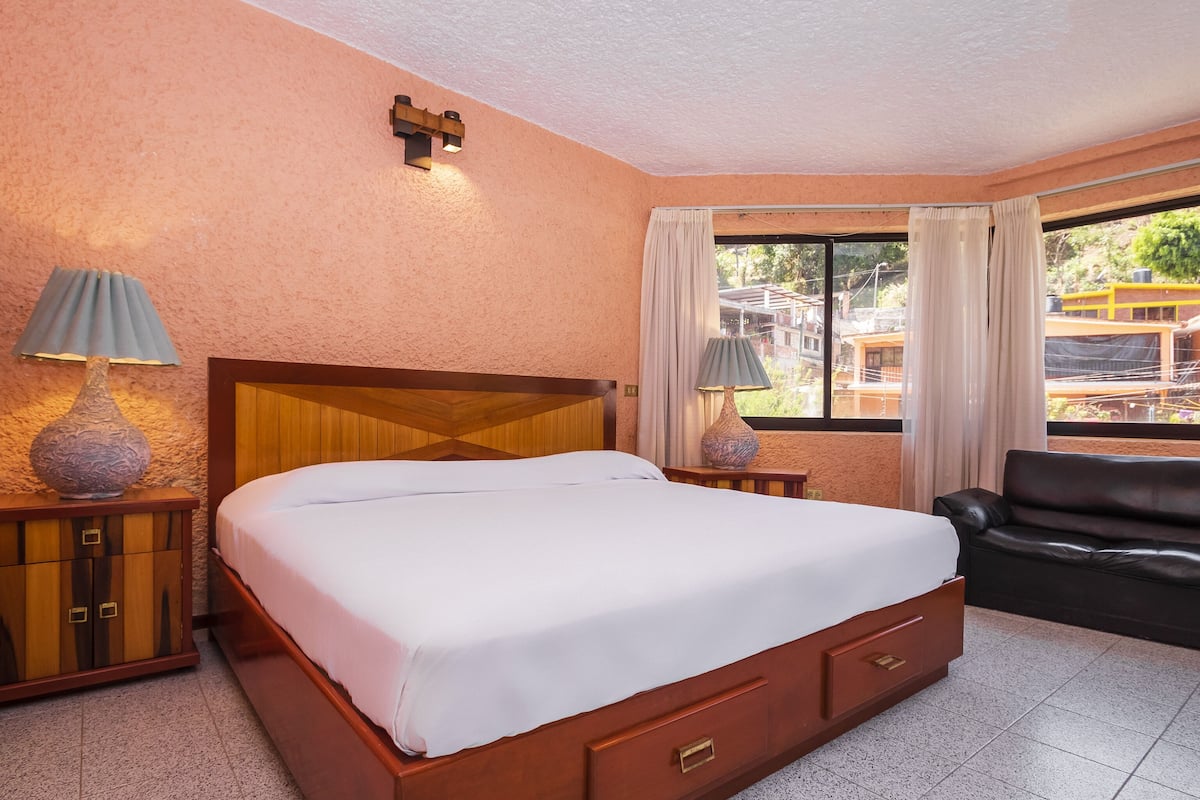 Superior Room (1 King Bed) | Free WiFi, bed sheets