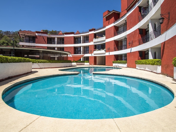 สระว่ายน้ำกลางแจ้ง