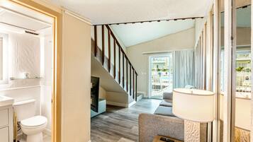 Standard Suite | Bathroom | Combined shower/bathtub, hair dryer, towels