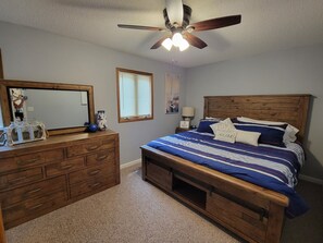 5 bedrooms, iron/ironing board, travel cot, free WiFi - COZY 5 BEDROOM 3 BATH IN COVE WITH DOCK. SLEEPS 12. BASEMENT REMODEL MAY 2025. (Lake Ozark)