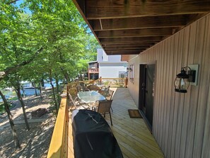 Outdoor dining - COZY 5 BEDROOM 3 BATH IN COVE WITH DOCK. SLEEPS 12. BASEMENT REMODEL MAY 2025. (Lake Ozark)