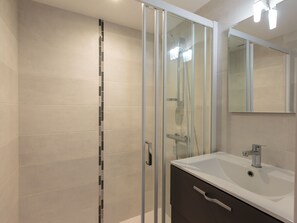 Bathroom - Les Mâts by Interhome (Saint Palais sur mer)