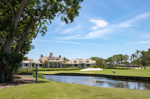 Charming Luxury Villa in Turtle Cove. Minutes from Beach, Golf, & Tennis.