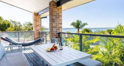 Away Nelson Bay, 29 Wollomi Ave - Spacious family home with water views, pet friendly, Wifi & aircon