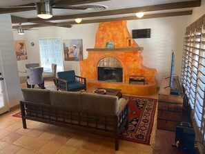 Smart TV, caminetto, biblioteca musicale, impianto stereo