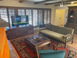 Smart TV, caminetto, biblioteca musicale, impianto stereo