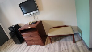 Living area - Bonaire Motel (Hendersonville)