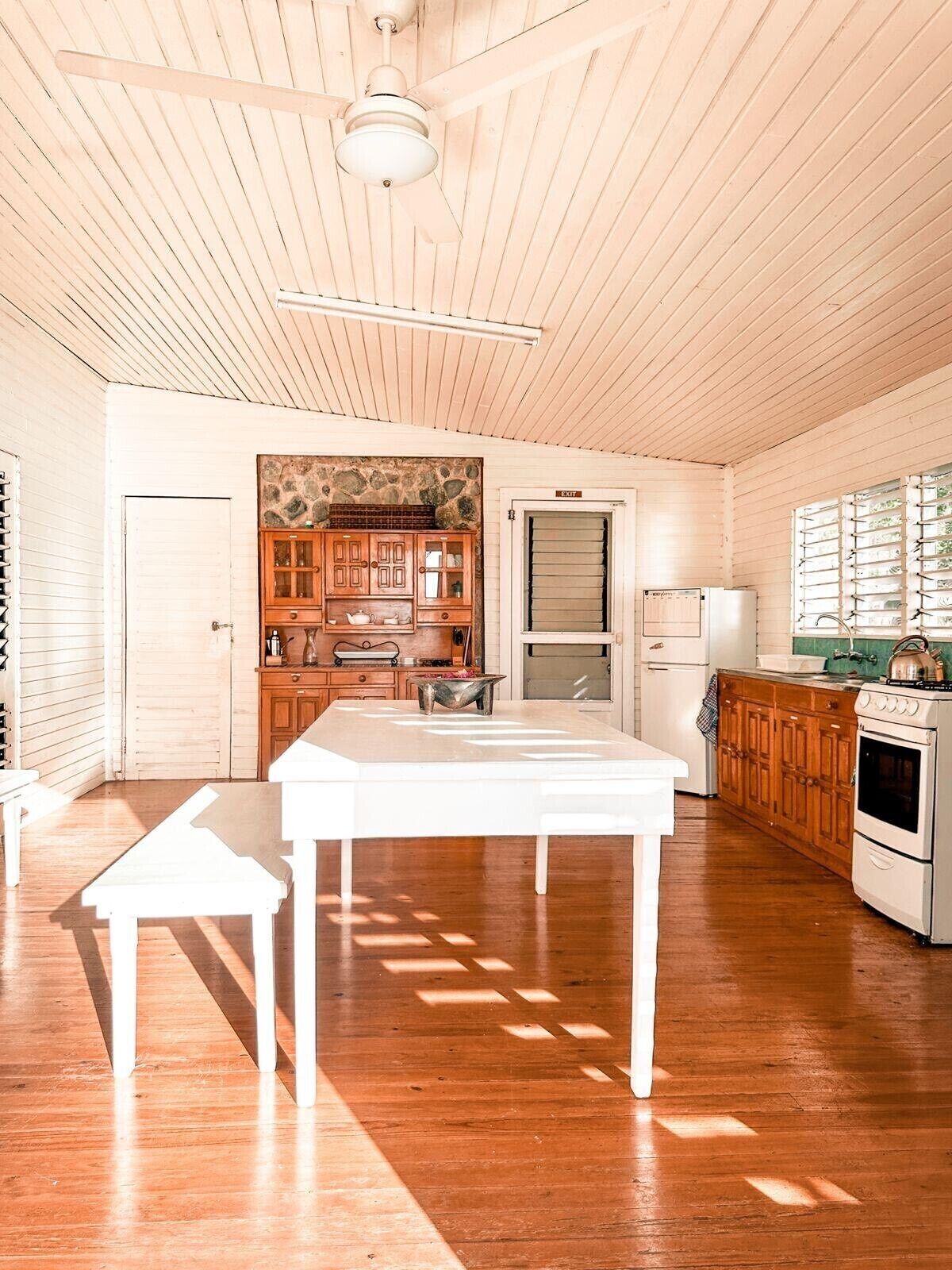 Kjøleskap, ovn, kokeplater og kaffetrakter/tekoker