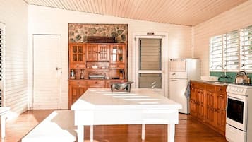 Frigorífico, horno, placa de cocina y cafetera o tetera