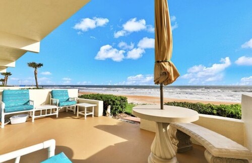 Direct Oceanfront 1/1 king first floor, oceanfront Patio, pool beach steps away.