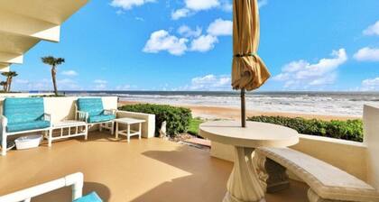 Direct Oceanfront 1/1 king first floor, oceanfront Patio, pool beach steps away.