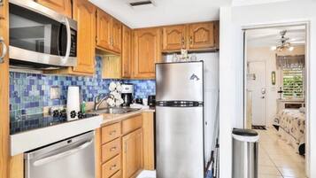 Frigorifero, microonde, forno, piano cottura