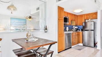 Geladeira, micro-ondas, fogão, cooktop