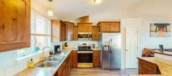 Coastal cottage with stunning ocean views & private gas grill - dogs welcome