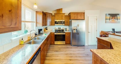 Coastal cottage with stunning ocean views & private gas grill - dogs welcome