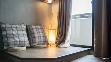 Quarto casal conforto | Área de estar | TV de tela plana