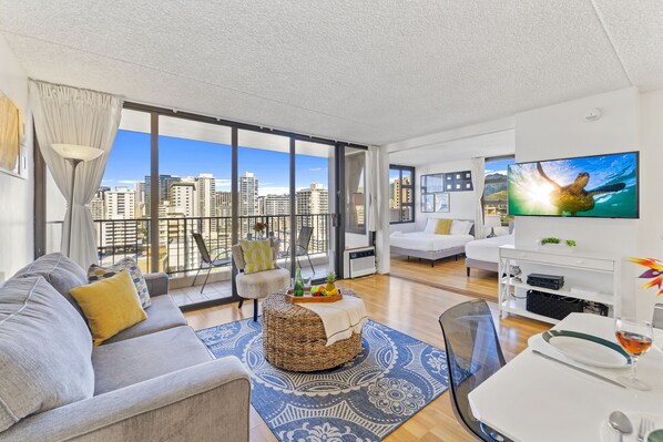 TV - 17Fl Fully Renovated, 5mins to Beach + Parking (Honolulu)