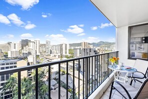 Outdoor dining - 17Fl Fully Renovated, 5mins to Beach + Parking (Honolulu)