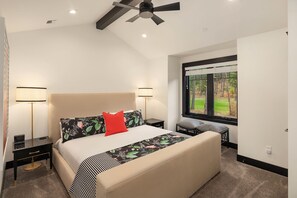 5 habitaciones, escritorio y tabla de planchar con plancha