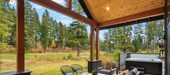On Golf Course- 4 King Suites + Bunk Suite + Loft; Central Location -Dog Welcome