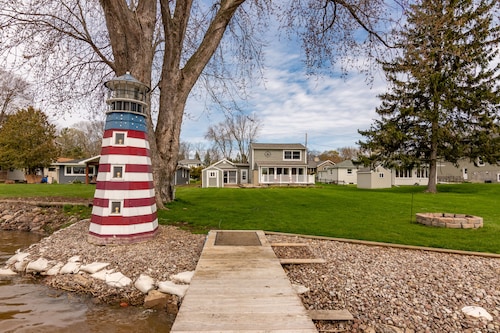 3 bedroom waterfront house with large yard and Gorgeous view of Braddocks Bay