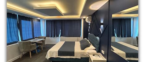 Minibar, Schreibtisch, kostenloses WLAN, Bettwäsche