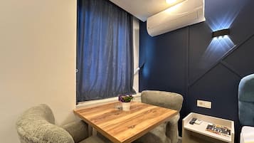 Minibar, escritorio, wifi gratis y ropa de cama