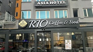 The exterior of R10 Coffee & Food, located in front of Asia Hotel Kavacik. - Kavacık Asia Hotel (Beykoz)