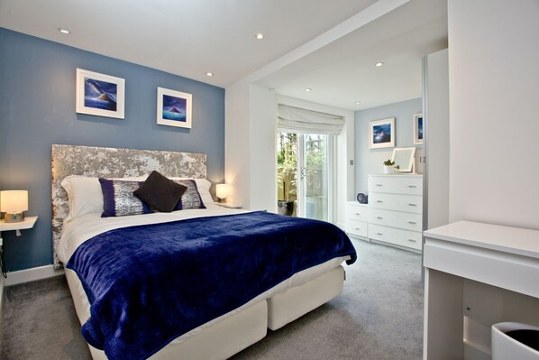 2 bedrooms, desk, iron/ironing board, Internet