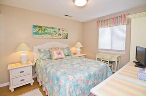 1 bedroom, iron/ironing board, free WiFi - Steps away from the Ocean,  Gym, Gazebos, Indoor/Outdoor  Pools, & Tennis Courts (Emerald Isle)
