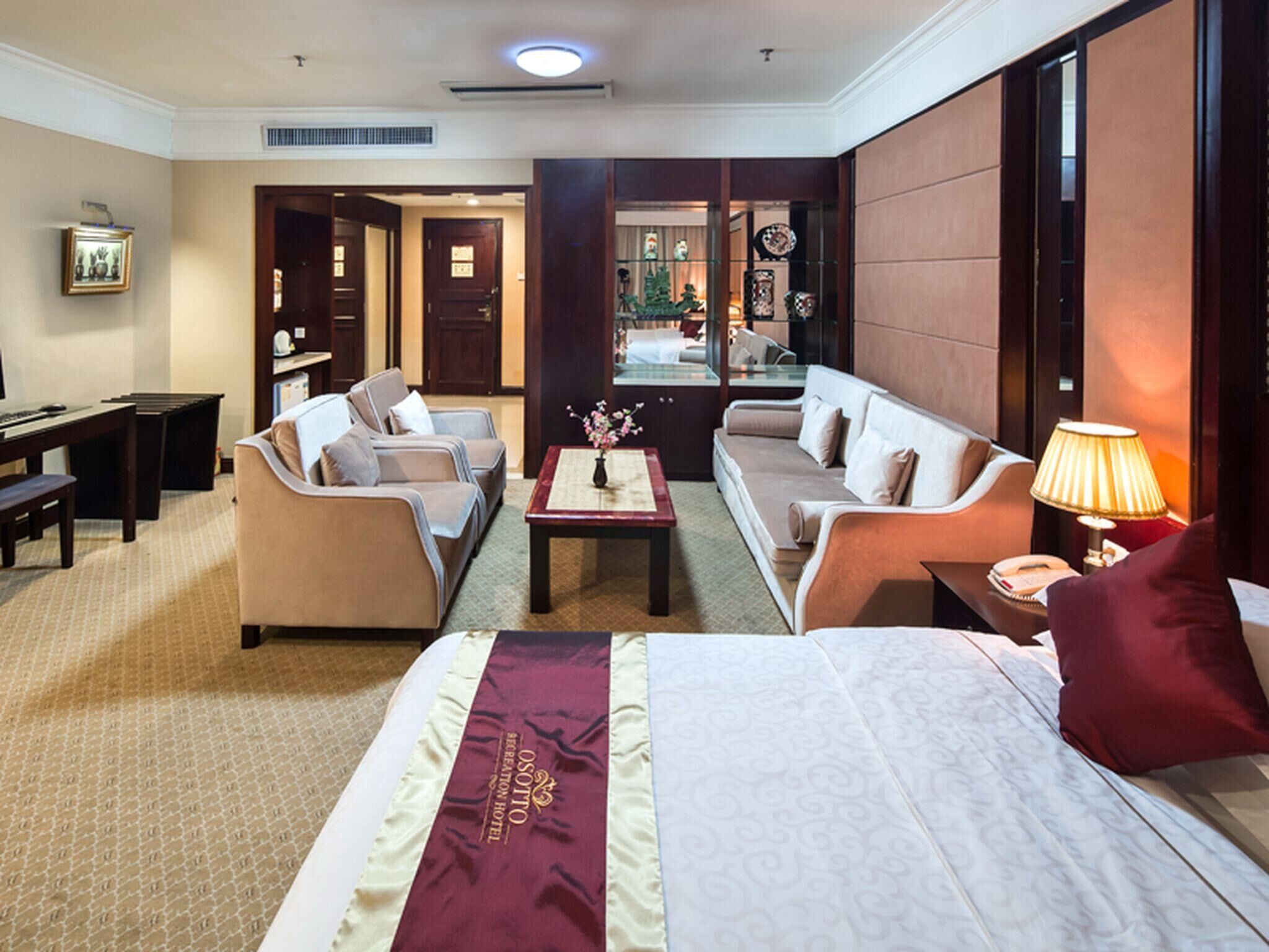 Minibar, desk, WiFi (free)